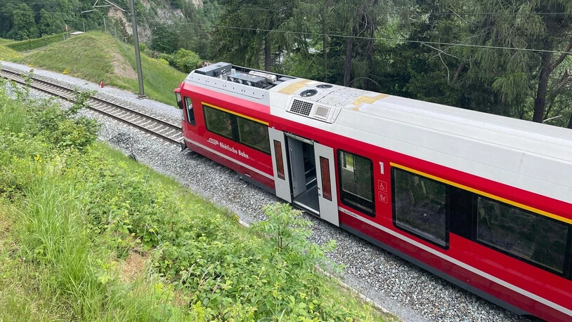 Feuerausbruch: Auf der Strecke zwischen Bonaduz und Thusis ist ein Steuerwagen in Brand geraten. Der Zug mit 100 Passagieren musste evakuiert werden.