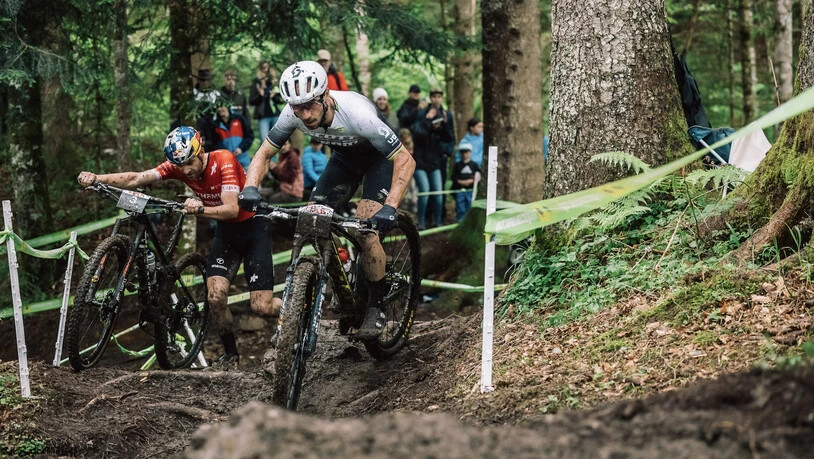 Mountainbiker Nino Schurter: Der Bündner wird von seinem Gegner im Schlamm verfolgt. 