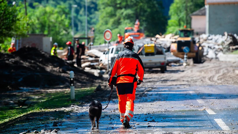 Die Aufräumarbeiten nach den Unwetterschäden im Misox begannen am Samstagmorgen. (KEYSTONE/Ti-Press/Samuel Golay)