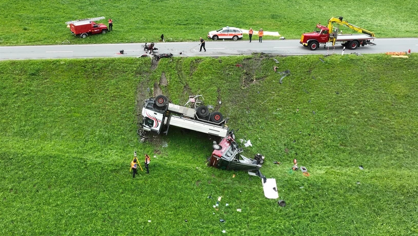 Rueun: Kollision mehrerer Fahrzeuge fordert ein Todesopfer.