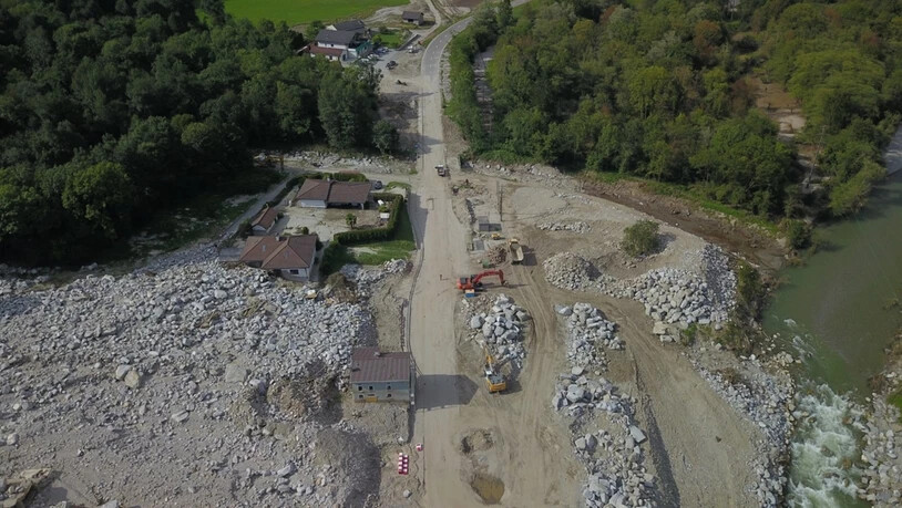 Strasse wieder offen: Weil weiterhin Instandstellungsarbeiten laufen, ist ein Strassenabschnitt bei Sorte nur einspurig befahrbar. Strasse wieder offen: Weil weiterhin Instandstellungsarbeiten laufen, ist ein Strassenabschnitt bei Sorte nur einspurig befahrbar.