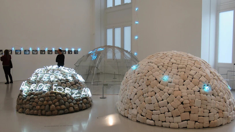 Die berühmten Iglus von Mario Merz in der «Arte-Povera»-Ausstellung im Pariser Pinault-Museum «Bourse de Commerce». Foto: Sabine Glaubitz/dpa - ACHTUNG: Nur zur redaktionellen Verwendung im Zusammenhang mit der aktuellen Berichterstattung und nur mit…
