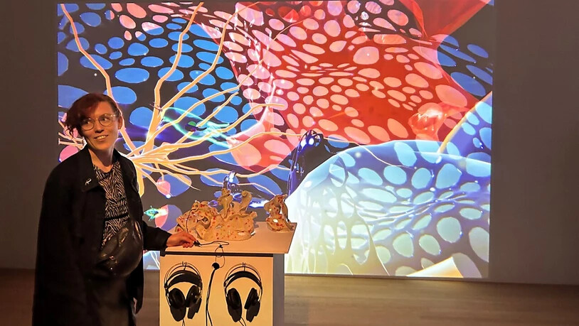 Die dänische Künstlerin Sissel Marie Tonn vor ihrer interaktiven Arbeit "The Sentinel Self" am Festival Mesh in Münchenstein BL.