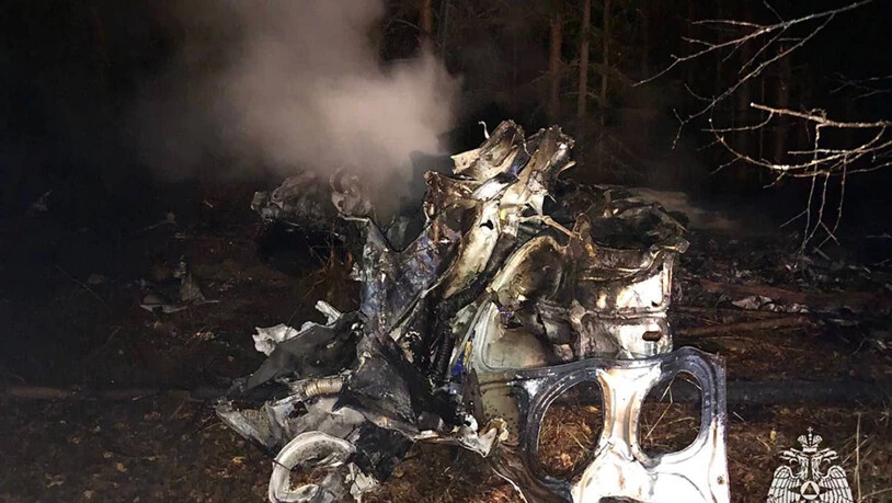 HANDOUT - Auf diesem vom Pressedienst des russischen Katastrophenschutzministeriums veröffentlichten Foto sind Trümmer eines Rettungshubschraubers zu sehen, der in einem Wald in der Region Kirow abgestürzt ist. Foto: -/Russian Emergency Ministry Press/AP…