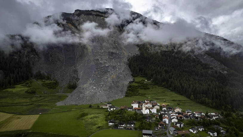 Bis zu 1,2 Millionen Kubikmeter Felsschutt könnten sich in Richtung Dorf bewegen. Bereits im Juni 2023 ging ein Schuttstrom bei Brienz nieder. (Archivbild)