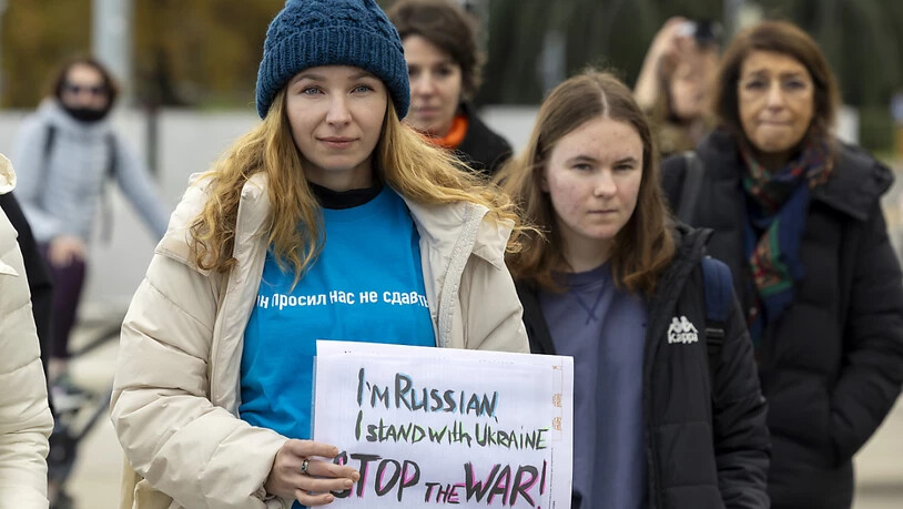 Exil-Russinnen und -Russen forderten am Sonntag auf der Place des Nations in Genf ein Ende des Angriffskriegs in der Ukraine.