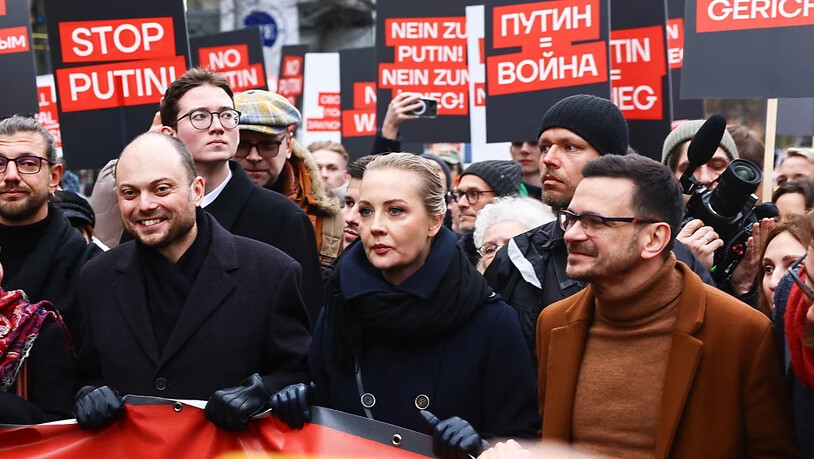 Aufgerufen zum grossen Marsch in Berlin hatten prominente Vertreter der russischen Exil-Opposition, darunter Julia Nawalnaja (Mitte), Ilja Jaschin (rechts mit Brille) und Wladimir Kara-Mursa (links).