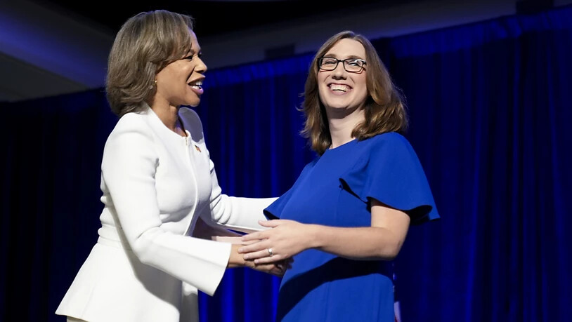 ARCHIV - Die Demokratinnen Sarah McBride (r) und Lisa Blunt Rochester auf einer Wahlparty in Wilmington, Delaware. Foto: Pamela Smith/AP/dpa