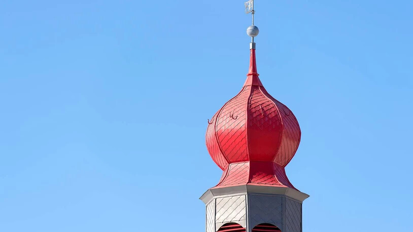 Unverrückbar: Die Kirche in Davos Laret, ein Pfeiler in der Landschaft. Unverrückbar: Die Kirche in Davos Laret, ein Pfeiler in der Landschaft.