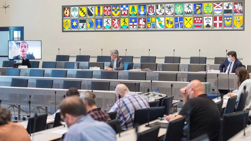 Martin Beyeler (links) und Andreas Stöckli (rechts) machen der Bündner Regierung Vorschläge, wie sich Preisabsprachen künftig frühzeitig erkennen lassen. Martin Beyeler (links) und Andreas Stöckli (rechts) machen der Bündner Regierung Vorschläge, wie sich Preisabsprachen künftig frühzeitig erkennen lassen.