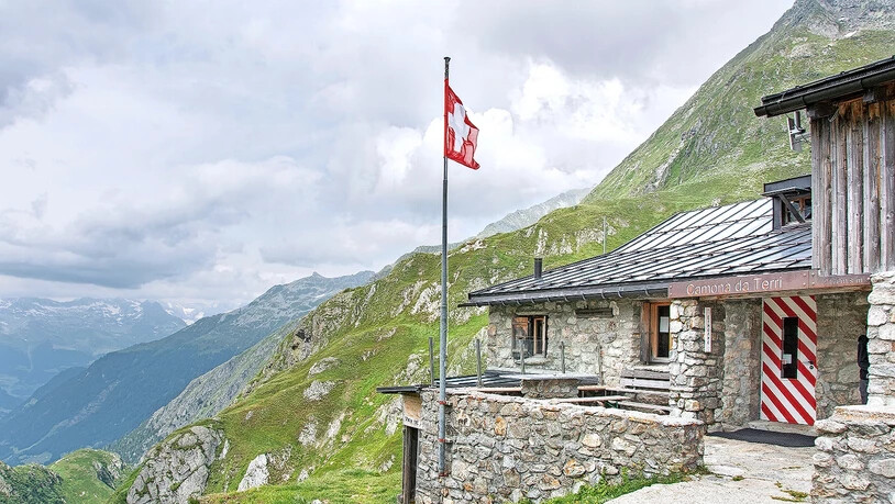Lohn für die Anstrengung: Die Terrihütte bietet einen imposanten Ausblick in die Val Sumvitg. Lohn für die Anstrengung: Die Terrihütte bietet einen imposanten Ausblick in die Val Sumvitg.