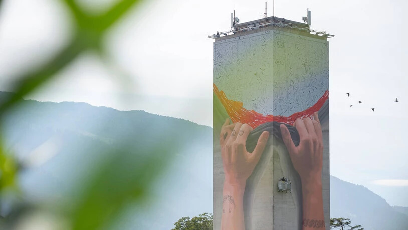 Neuer Anstrich: Die wohl bekanntesten Churer Hände am städtischen Mühleturm werden bald ein neues Bild enthüllen – die Arbeiten laufen. Neuer Anstrich: Die wohl bekanntesten Churer Hände am städtischen Mühleturm werden bald ein neues Bild enthüllen – die Arbeiten laufen.
