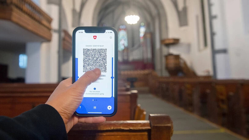 Finden sich mehr als 50 Personen gleichzeitig in der Kirche ein, braucht es ein Zertifikat. Dafür kann die Maske dann in der Tasche bleiben.
Finden sich mehr als 50 Personen gleichzeitig in der Kirche ein, braucht es ein Zertifikat. Dafür kann die Maske dann in der Tasche bleiben.