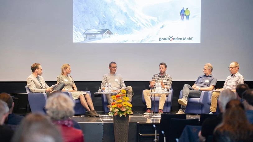 Diskussion: Moderator Stefan Flury mit Simona Barmettler, Peter Oberholzer, Andrea Baumann, Pietro Cattaneo und Bruno Hirschi (von links). Diskussion: Moderator Stefan Flury mit Simona Barmettler, Peter Oberholzer, Andrea Baumann, Pietro Cattaneo und Bruno Hirschi (von links).