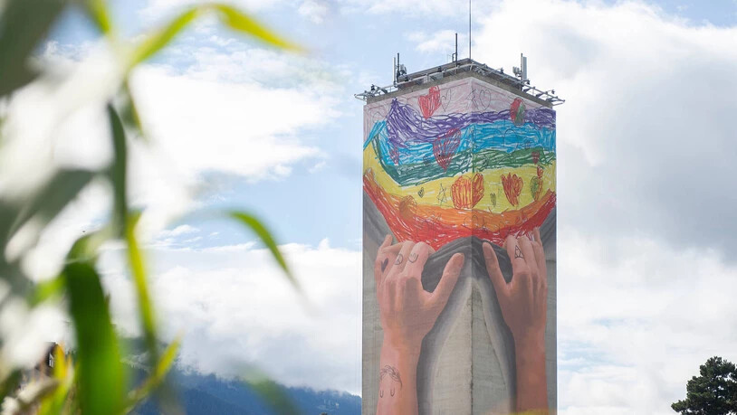 Bunt und fröhlich: Der Mühleturm zeigt sein neues, kunterbuntes Sujet. Entworfen wurde das Bild von der Zweitklässlerin Mayara aus Chur. Die beiden Künstler Bane und Rips 1 haben das Motiv auf den Turm übertragen. Bunt und fröhlich: Der Mühleturm zeigt sein neues, kunterbuntes Sujet. Entworfen wurde das Bild von der Zweitklässlerin Mayara aus Chur. Die beiden Künstler Bane und Rips 1 haben das Motiv auf den Turm übertragen.