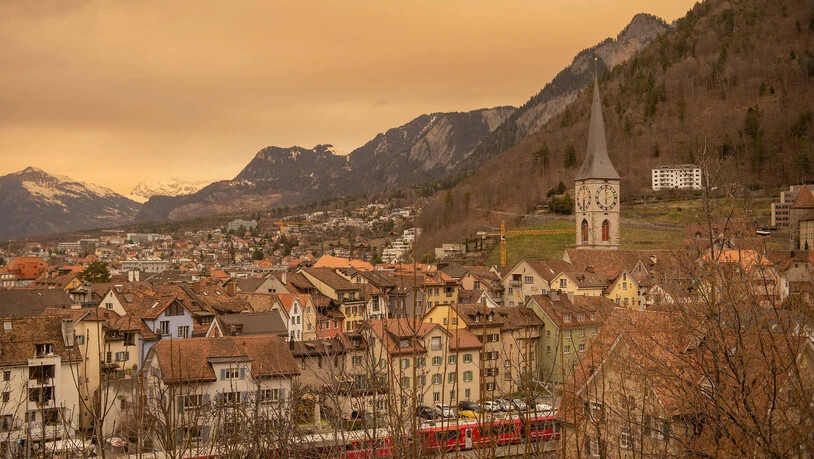 Der Saharastaub sorgt auch in Chur für eine deutliche Luftverfärbung.