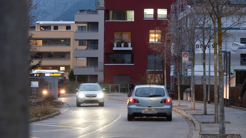 Vorrang für den motorisierten Verkehr: Quartierbewohner beschweren sich über steigenden Verkehr an der Salvatorenstrasse mitsamt Lärm und Gefahren für Velofahrer sowie grosse und kleine Fussgänger. Vorrang für den motorisierten Verkehr: Quartierbewohner beschweren sich über steigenden Verkehr an der Salvatorenstrasse mitsamt Lärm und Gefahren für Velofahrer sowie grosse und kleine Fussgänger.