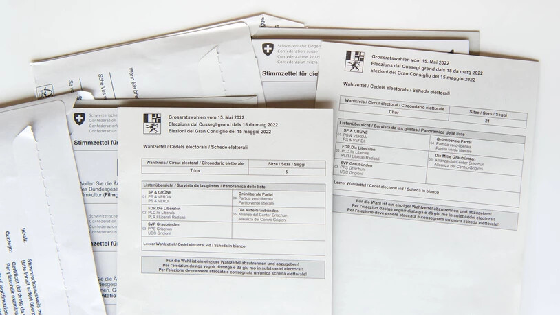 Zwei Wahlkuverts für eine Person: Abstimmungsmaterial von der neuen und der alten Wohngemeinde, welches eine Stimmberechtigte nach dem Umzug Ende März erhalten hat. Zwei Wahlkuverts für eine Person: Abstimmungsmaterial von der neuen und der alten Wohngemeinde, welches eine Stimmberechtigte nach dem Umzug Ende März erhalten hat.