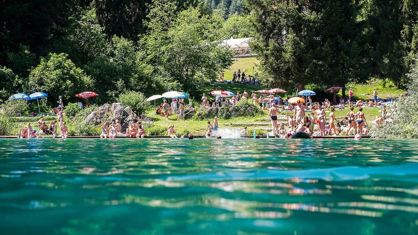 Entspannt trotz Omikron: Die Badegäste am Crestasee müssen sich gemäss den Vorgaben der Behörden keine Sorgen machen. Entspannt trotz Omikron: Die Badegäste am Crestasee müssen sich gemäss den Vorgaben der Behörden keine Sorgen machen.