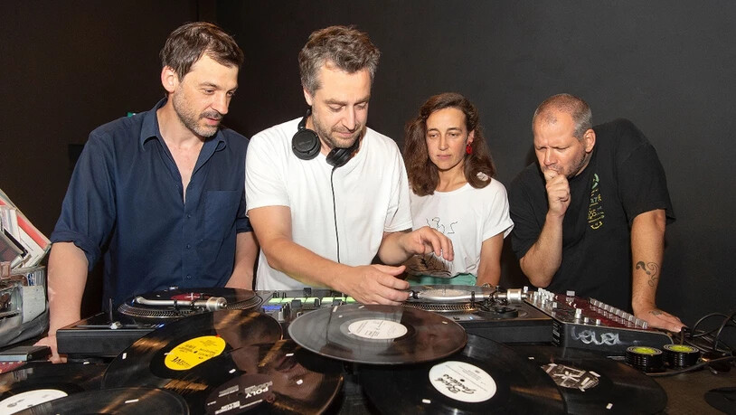 Was der Plattenteller auch noch kann: Peter Conradin Zumthor, Vera Kappeler und Gimma (von links) schauen DJ Illvibe (2. von links) über die Schultern. Was der Plattenteller auch noch kann: Peter Conradin Zumthor, Vera Kappeler und Gimma (von links) schauen DJ Illvibe (2. von links) über die Schultern.