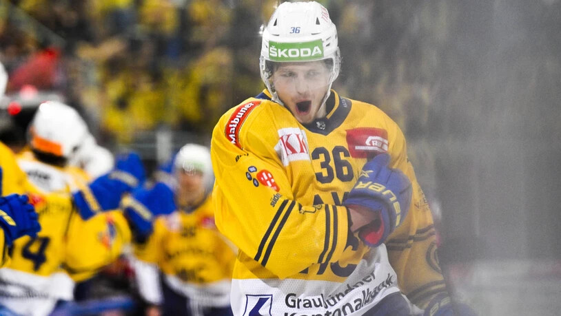 Feiert er auch mit der Nationalmannschaft? Simon Knak bejubelt ein Tor im Trikot des HC Davos. Feiert er auch mit der Nationalmannschaft? Simon Knak bejubelt ein Tor im Trikot des HC Davos.