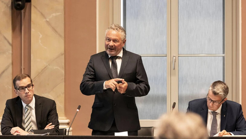 Nächste Woche soll es offiziell sein: Regierungsrat Andrea Bettiga (FDP, Mitte) kündigt im Landrat an, dass der Kanton Glarus einen Stab einsetzen will, der sich um einen möglichen Energiemangel kümmert. Nächste Woche soll es offiziell sein: Regierungsrat Andrea Bettiga (FDP, Mitte) kündigt im Landrat an, dass der Kanton Glarus einen Stab einsetzen will, der sich um einen möglichen Energiemangel kümmert.