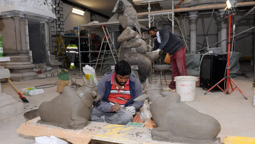 Ganesha und Shiva: Seit gut sechs Jahren gibt es in Zizers einen Hindutempel. Damals im Jahr 2015 befand sich der Tempel im Bau. Für die Gestaltung der Heiligtümer kamen Künstler aus Indien. Ganesha und Shiva: Seit gut sechs Jahren gibt es in Zizers einen Hindutempel. Damals im Jahr 2015 befand sich der Tempel im Bau. Für die Gestaltung der Heiligtümer kamen Künstler aus Indien.