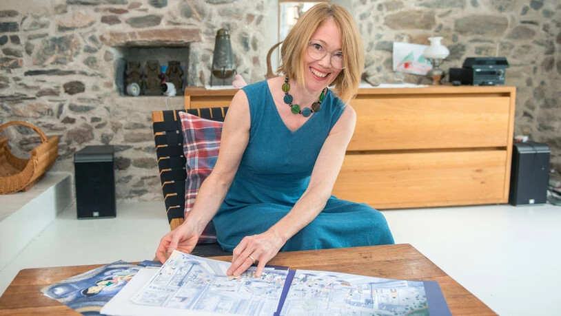 Voller Vorfreude: Bilderbuch-Autorin Monika Liechti blickt freudig auf den ungebundenen Probedruck ihres ersten Buchs. Voller Vorfreude: Bilderbuch-Autorin Monika Liechti blickt freudig auf den ungebundenen Probedruck ihres ersten Buchs.