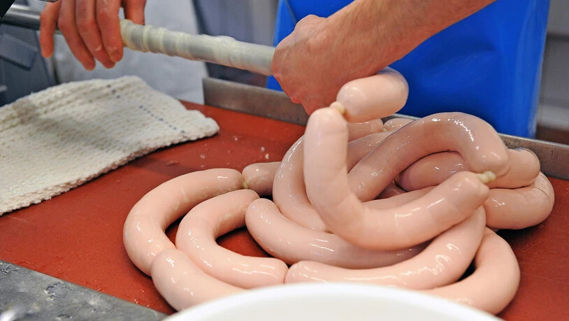 Geschützte Marke und vorgeschriebenes Rezept: Fleisch und Brot gehören in jede Glarner Kalberwurst, Metallteile jedoch in keine. Geschützte Marke und vorgeschriebenes Rezept: Fleisch und Brot gehören in jede Glarner Kalberwurst, Metallteile jedoch in keine.