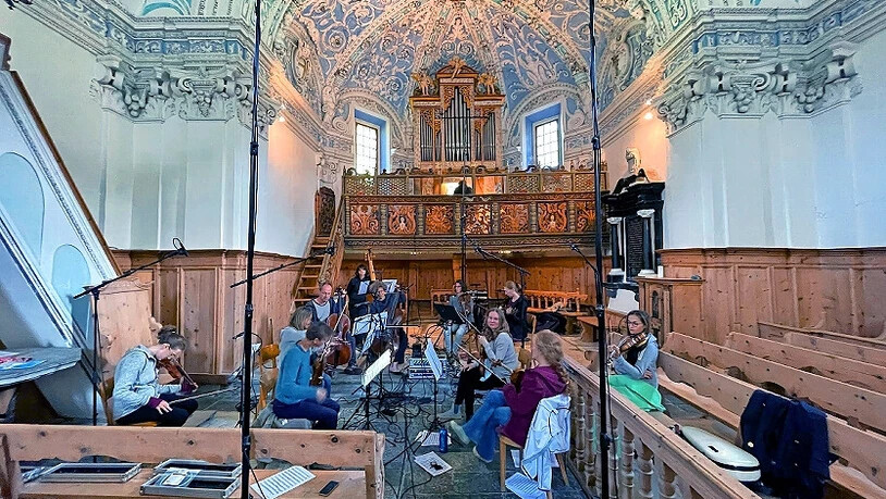 Pause während der CD-Aufnahmen in Zernez: Das Orchesters Le phénix bereitet sich im Kirchenschiff auf den nächsten Take vor, hinter ihnen auf der Empore geht Organist Hannfried Lucke die entsprechende Passage noch einmal durch. Pause während der CD-Aufnahmen in Zernez: Das Orchesters Le phénix bereitet sich im Kirchenschiff auf den nächsten Take vor, hinter ihnen auf der Empore geht Organist Hannfried Lucke die entsprechende Passage noch einmal durch.