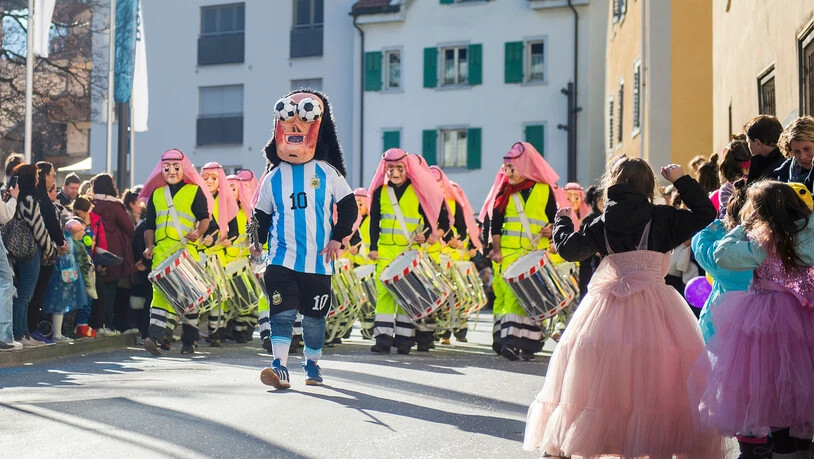 Emser Fasnacht: Die Tambouren angeführt von Linonel Messi. Emser Fasnacht: Die Tambouren angeführt von Linonel Messi.