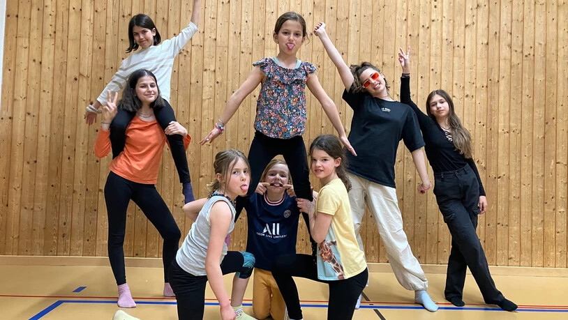 Die Artistinnen des Zirkus Lollypop touren dieses Jahr mit eigens entwickelten Manegenprogramm durch die Schweiz. Die Artistinnen des Zirkus Lollypop touren dieses Jahr mit eigens entwickelten Manegenprogramm durch die Schweiz.