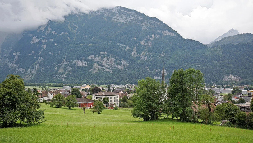 Der Hintergrund zum Dorfbild: Das bisher nicht überbaute Hagnen liegt am Hang über Schulhaus und Kirche in Mollis. Der Hintergrund zum Dorfbild: Das bisher nicht überbaute Hagnen liegt am Hang über Schulhaus und Kirche in Mollis.