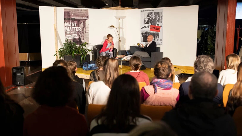 Szene drei: Herr und Frau Heer sitzen in der Stube. Der Lehrer liest Bücher über den Nationalsozialismus. Er möchte mit seiner Klasse ein Experiment machen. Szene drei: Herr und Frau Heer sitzen in der Stube. Der Lehrer liest Bücher über den Nationalsozialismus. Er möchte mit seiner Klasse ein Experiment machen.