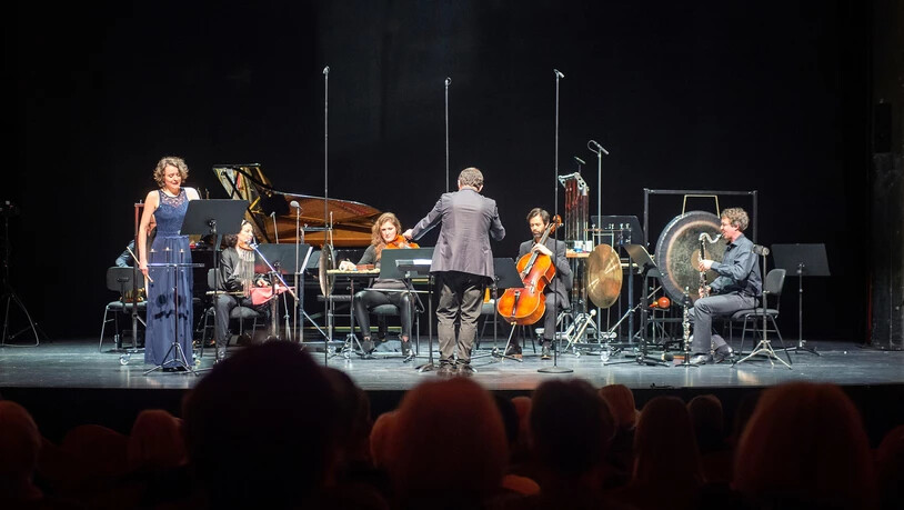 Zeitgenössische Klänge im Theater Chur: Sopranistin Irina Ungureanu und das Ensemble Ö! unter der Leitung von Francesc Prat führen Michael Jarrells Stück «Trei II» auf. Zeitgenössische Klänge im Theater Chur: Sopranistin Irina Ungureanu und das Ensemble Ö! unter der Leitung von Francesc Prat führen Michael Jarrells Stück «Trei II» auf.