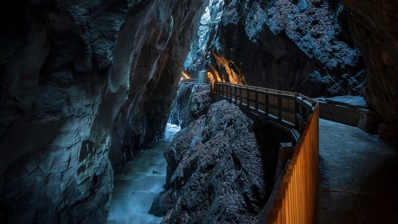 Mystische Taminaschlucht: Das warme Wasser aus düsterer Schlucht verzaubert in der Ferienregion Heidiland.
