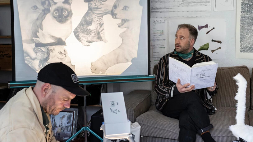 Bereit für die Lesung: Marcel Moser und Claudio Landolt bereiten sich mit Hellraumprojektor und Theremin auf ihre Buchvernissage vor.