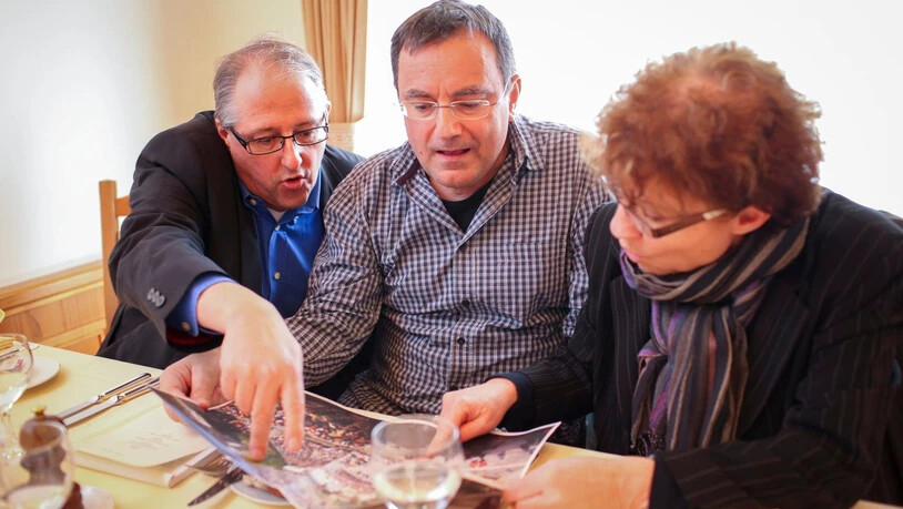März 2013: Reto Holzgang und Barbara Flückiger produzieren die mehrstündige Livesendung des Schweizer Fernsehens über die Glarner Landsgemeinde. Hansjörg Dürst hilft dem Produzententeam bei der Planung.