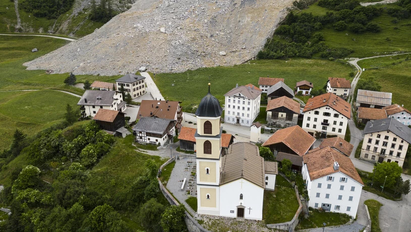 Viel Glück: Die Felslawine ging haarscharf am Dorf Brienz/Brienzausl vorbei. Die Häuser könnten wegen Splittersteinen trotzdem leicht beschädigt sein. Viel Glück: Die Felslawine ging haarscharf am Dorf Brienz/Brienzausl vorbei. Die Häuser könnten wegen Splittersteinen trotzdem leicht beschädigt sein.
