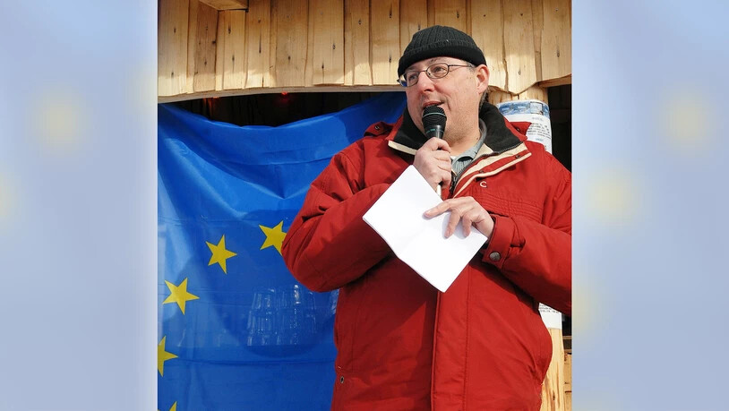 Januar 2011: Am «Euro-Inferno-Rennen» in Braunwald nehmen neben nationalen und kantonalen Politikerinnen und Politkern auch Michael Reiterer, Botschafter der EU in Bern und desen Schweizer Pendant in Brüssel, Jacques de Watteville, teil. Hansjörg Dürst bei der Rangverkündigung des Skirennens.