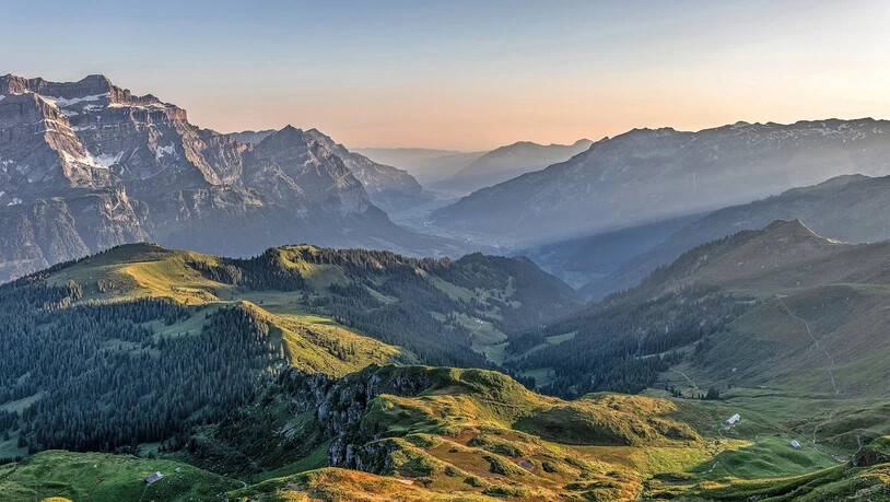 Morgendliche Aussicht: Nach einer Nacht unter den Sternen erwacht der nächste Morgen bei der Leglerhütte in seiner schönsten Form. Der Blick geht in Richtung Norden.
