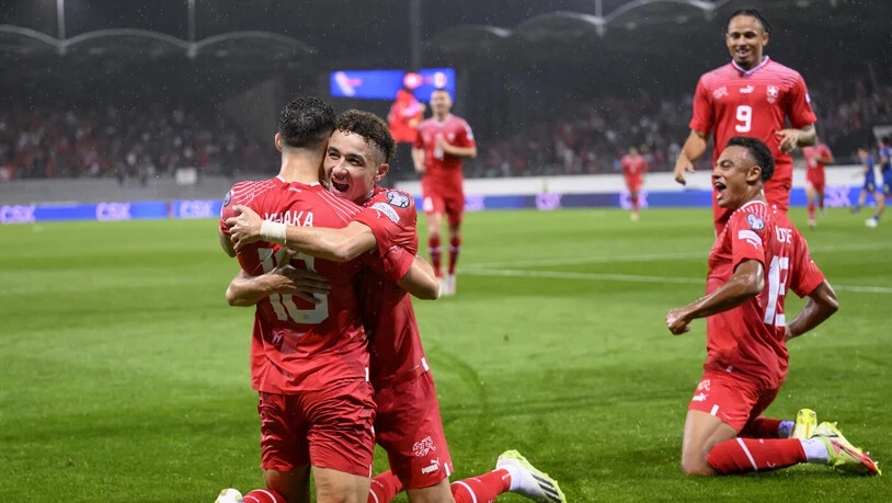 Wichtiges Tor: Granit Xhaka (links) wird nach seinem Treffer zum 2:0 gegen Andorra von Ruben Vargas umarmt. Dan Ndoye (kniend, rechts) und Noah Okafor wollen ebenfalls gratulieren. Wichtiges Tor: Granit Xhaka (links) wird nach seinem Treffer zum 2:0 gegen Andorra von Ruben Vargas umarmt. Dan Ndoye (kniend, rechts) und Noah Okafor wollen ebenfalls gratulieren.
