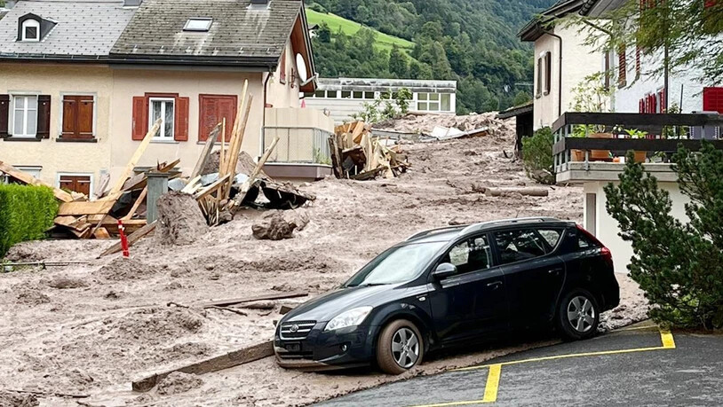 Naturgewalt in Schwanden: Am Sonntag haben einige Anwohnerinnen und Anwohner ihre Fahrzeuge in Sicherheit bringen können. Naturgewalt in Schwanden: Am Sonntag haben einige Anwohnerinnen und Anwohner ihre Fahrzeuge in Sicherheit bringen können.