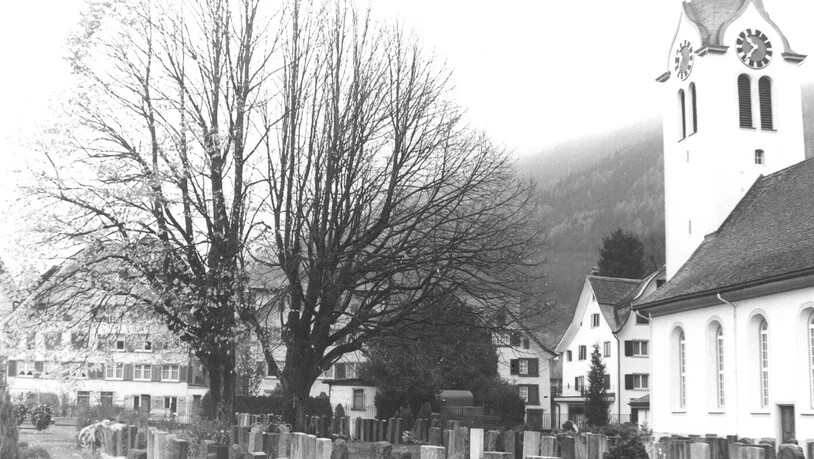 Als die Mehrheit begraben werden wollte: Aufnahme des Friedhofs in Ennenda. Wo heute eine Wiese ist, waren damals noch Grabreihen. Als die Mehrheit begraben werden wollte: Aufnahme des Friedhofs in Ennenda. Wo heute eine Wiese ist, waren damals noch Grabreihen.