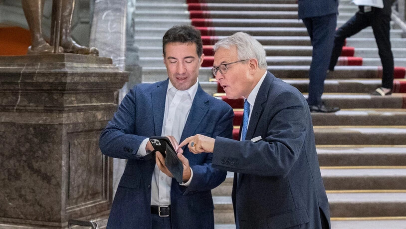 Das scheint interessant zu sein: Der abtretende Ständerat Thomas Hefti (rechts) im Bundeshaus in Bern. Das scheint interessant zu sein: Der abtretende Ständerat Thomas Hefti (rechts) im Bundeshaus in Bern.