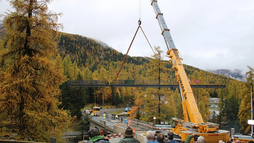 Viele Zuschauer: So ein grosses Bauprojekt gibt es in Pontresina nicht alle Tage. Viele Zuschauer: So ein grosses Bauprojekt gibt es in Pontresina nicht alle Tage.