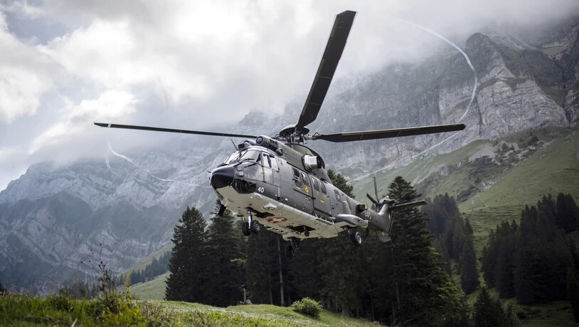 Ab Mittwoch im Einsatz: Mit dem Super Puma der Schweizer Armee wird Material von Linthal nach Braunwald geflogen, wo ein Stall umgebaut wird. Ab Mittwoch im Einsatz: Mit dem Super Puma der Schweizer Armee wird Material von Linthal nach Braunwald geflogen, wo ein Stall umgebaut wird.