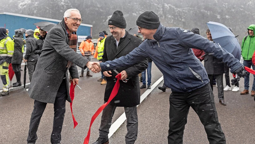 Freude herrscht: Peter Aebli (von links), Kaspar Becker und Thomas Kistler weihen die Querspange Netstal ein und übergeben sie den Verkehrsteilnehmenden. Freude herrscht: Peter Aebli (von links), Kaspar Becker und Thomas Kistler weihen die Querspange Netstal ein und übergeben sie den Verkehrsteilnehmenden.