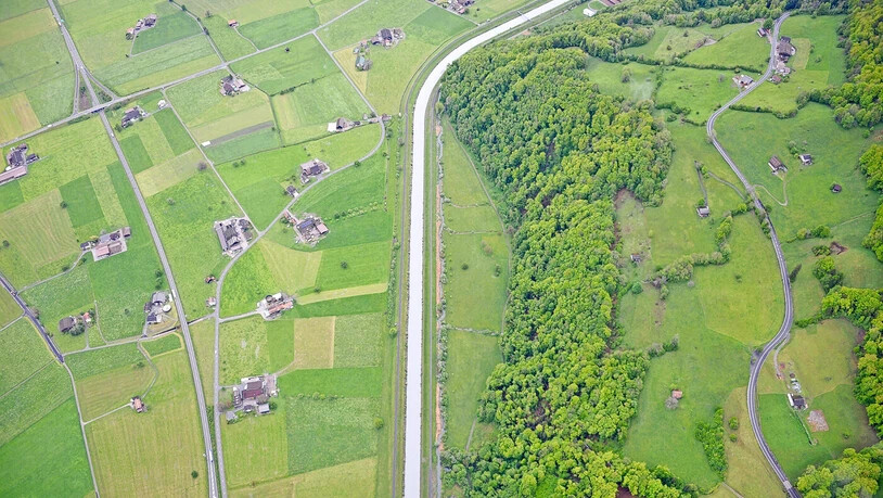 Umstrittenes Projekt: Beim Kundertriet unterhalb von Mollis (Bildmitte) soll der Linthdamm in Richtung Berg versetzt werden, um dem Fluss mehr Raum zu geben. Umstrittenes Projekt: Beim Kundertriet unterhalb von Mollis (Bildmitte) soll der Linthdamm in Richtung Berg versetzt werden, um dem Fluss mehr Raum zu geben.