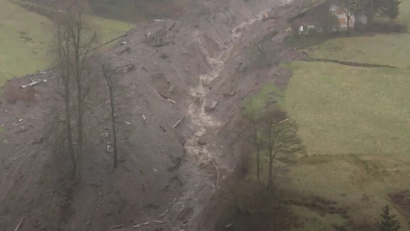 Das Wasser fliesst: Die Regenfälle haben die Wagenrunse in Schwanden in Bewegung gebracht.